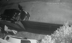 Kasklı saldırgan dehşet saçtı! Eve tüfekle kurşun yağdırdı (VİDEO HABER)