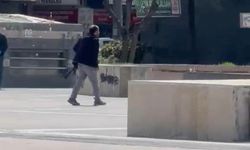Kentin en işlek meydanında silahla etrafa ateş açtı (VİDEO HABER)