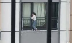 Camdan çıkarak korkulukta gezinen çocuk, yürekleri ağza getirdi! İşte o anlar…