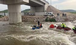 Dereyi traktörle geçmek isterken faciadan dönüldü! 10 işçi vinçle kurtarıldı (VİDEO HABER)