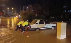 Adıyaman’da kuvvetli yağış sele neden oldu, araçlar mahsur kaldı!