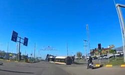 Gaziantep’te kavşakta kontrolden çıkan tır devrildi