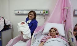Gaziantep’te “Bir Umut Bir Can” projesinin ilk bebeği dünyaya geldi! Başkan Şahin, minik Fatma’yı ziyaret etti