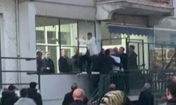 İki grup arasında tekmeli sopalı kavga! İşte o anlar…