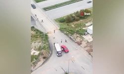 İki grup arasında kavga! Taşlarla araçlara saldırdılar: O anlar kamerada….