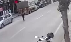 Küçük kıza çarptı, arkasına bile bakmadan kaçtı! (VİDEO HABER)