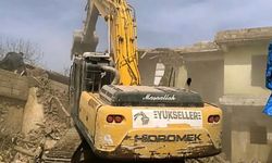 Gaziantep’te depremde hasar gören binaların yıkımına devam ediliyor!