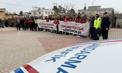 Gaziantep’te trafik jandarması reflektör dağıtımına devam ediyor