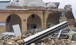 Fırtınada minarenin yıkılma anı kamerada