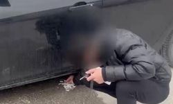 Çevreyi kirleten sürücüye ilginç ceza! Hem çöpünü temizlettiler hem ceza kestiler (VİDEO HABER)