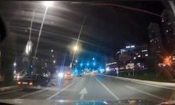 Makas atarken otomobile arkadan çarptı! Kaza anı kamerada