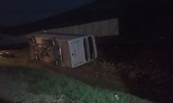 Taraftarları taşıyan midibüs devrildi! Çok sayıda taraftar yaralandı