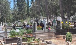 Gaziantep'te mezarlıklar ve şehitlikler Arefe günü doldu taştı