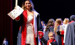 Gaziantep Üniversitesi’nde anne-kızın mezuniyet heyecanı…