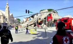 7.8 şiddetinde deprem! Tsunami uyarısı verildi (VİDEO HABER)