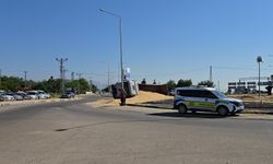 Gaziantep'te arpa yüklü tır kavşakta yan yattı! Sürücü hastaneye kaldırıldı