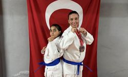 Anne ve kızı minderde birlikte şampiyonluklara koşuyor