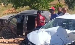 Gaziantep'te feci kaza : 2 Otomobil çarpıştı, 5 yaralı!
