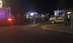 Feci kaza! Ortalık savaş alanına döndü! İki araç kafa kafaya çarpıştı: 4'ü ağır 8 yaralı
