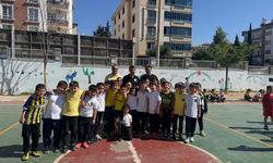 Gaziantep'te saha mesaisi! Emniyet Müdürü Özcan miniklerle futbol oynadı