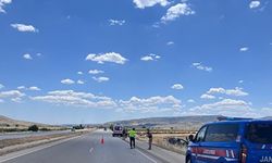 Gaziantep kara yolunda feci kaza! Otomobil şarampole devrildi, 2 yaralı