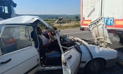 TAG otoyolunda otomobil tıra çarptı: 5 Yaralı!