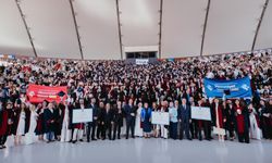 HKÜ’de mezuniyet coşkusu! Binlerce öğrenci kep attı