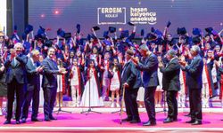 Erdem Koleji'nde mezuniyet heyecanı! Şampiyon öğrenciler ödüllerine kavuştu