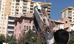 Gaziantep'te lüks otomobil köprü inşaatı çukuruna düştü (VİDEOHABER)
