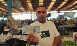 Paraların üzerindeki yazı herkesi şaşırttı! Aşkını paralara yazıp pazarda dağıttı
