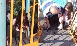 Gaziantep’te ayağı parktaki oyun grubuna sıkışan çocuğu itfaiye kurtardı