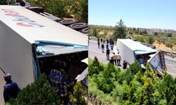 Gaziantep’te muz yüklü tır devrildi: Sürücü yaralandı
