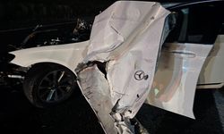 Traktöre çarpan Mercedes hurda yığınına döndü! Yaralılar var