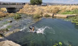 Gaziantep’te sıcaktan bunalanlar su kanallarına koştu