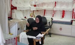Gaziantep'te 50 yıldır işlediği sanat ile gelinlik kızların çeyizini süslüyor