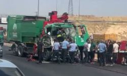 Gaziantep’te feci kaza! Çöp kamyonu tıra arkadan çarptı! Sürücü ağır yaralandı