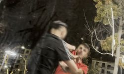 Aksaray’da gençlerin kavgası kan dondurdu! Arkadaşını acımasızca yumrukladı…