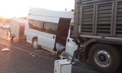 Tarım işçilerini taşıyan minibüs tıra çarptı: Çok sayıda yaralı!