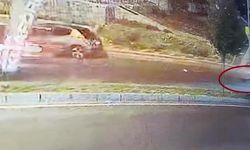 Ters yönde giden motosikletli otomobil ile çarpıştı! O anlar kamerada…