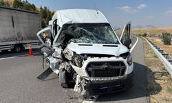 Feci kaza! Servis aracı tıra arkadan çarptı! Yaralılar var…