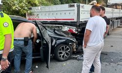 Otomobil park halindeki tırın altına girdi! Genç sürücü hayatını kaybetti