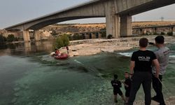 Fırat Nehri'nde mahsur kalan 10 kişi kurtarıldı (VİDEOHABER)