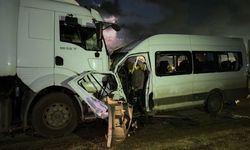 Feci kaza! Ortalık savaş alanına döndü! İşçi servisi tırla kafa kafaya çarpıştı: 1 ölü, çok sayıda yaralı…