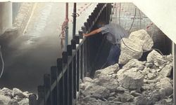 Tehlikeye aldırış etmedi! Çöken alt geçide girip testereyle demir kesti
