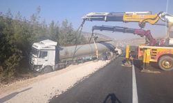 Gaziantep’te faciadan dönüldü: Konvoya çarpmamak için manevra yapan tır ormana savruldu!