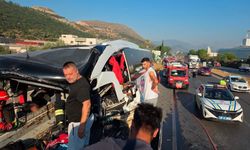 Feci kaza! Ortalık savaş alanına döndü! Yolcu otobüsü tıra arkadan çarptı: Çok sayıda ölü ve yaralı var…