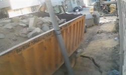 Tonlarca yüklü kamyon yere gömüldü! O anlar kamerada…
