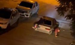 Otomobilden düşen genç altında ezilmekten son anda kurtuldu! O anlar kamerada…