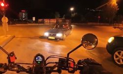 Trafikte akıl almaz görüntü! Araçlara aldırmadan tersten yoluna devam etti