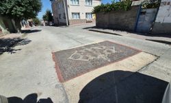 Yoldaki çukuru halıyla kapattılar